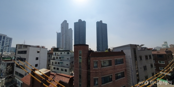 3일 오후 4시 서울 성동구 성수동1가 원빈 빌딩 옥상에서 바라본 모습.  정면에 건물은 주상복합아파트 '갤러리아포레'(우측 2개)와 공사 중인 '아크로서울포레스트'(좌측 3개) /사진=최동수 기자