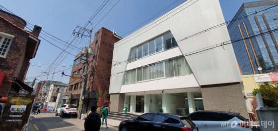 1일 오후 3시 서울 성동구 성수동1가 원빈빌딩(우측 뒤쪽) 바로 옆 건물(우측 첫뻔째) 전경. 옆 건물은 지난해 11월 3.3㎡당 6800만원에 매매됐다. /사진=최동수 기자