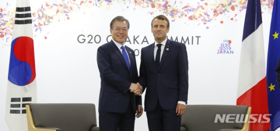 【오사카(일본)=뉴시스】전신 기자 = 문재인 대통령이 28일 오사카 국제컨벤션센터 인텍스오사카에서 에마뉘엘 마크롱 프랑스 대통령과 정상회담에 앞서 악수하고 있다. 2019.06.28. photo1006@newsis.com