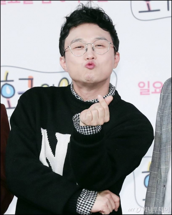 개그맨 박성광이 14일 오후 서울 마포구 상암동 MBC사옥에서 열린 예능 '호구의 연애' 제작발표회에 참석해 포즈를 취하고 있다.'호구의 연애'는 우리 주위에 있을법한 현실적인 '호감 구혼자' 5인과 여성 회원들이 여행 동호회를 이뤄 함께 여행을 떠나는 과정을 담는 리얼 로맨스 버라이어티다. 오는 17일 첫 방송. / 사진=김창현 기자 chmt@