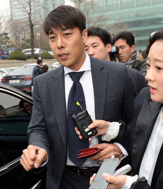 전 쇼트트랙 국가대표 김동성씨(37)가 31일 서울 서초구 서울중앙지법에서 열린 '영재센터 지원 의혹 관련' 직권남용권리행사 방해 10회 공판에 증인 자격으로 출석한 뒤 취재진의 질문세례를 받으며 자리를 뜨고 있다. 2017.3.31/사진 = 뉴스 1
