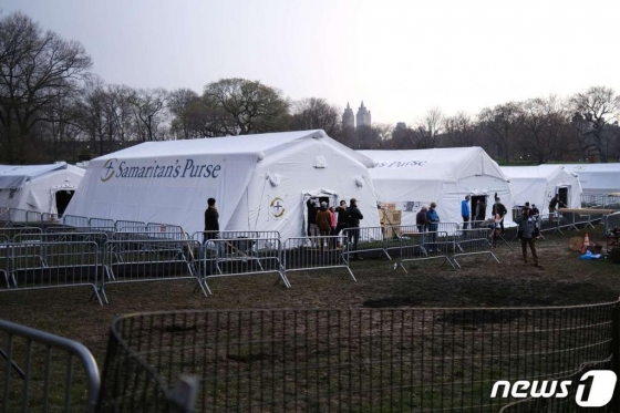 뉴욕 센트럴 파크에 구호단체 '사마리아인의 지갑' 회원들이 코로나19 환자들을 수용할 응급 야전병원을 만들고 있다. / 사진=AFP(뉴스1)