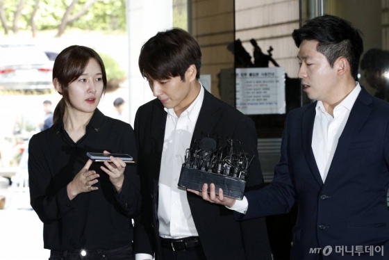 단체 카카오톡방 멤버들과 함께 여성을 집단 성폭행했다는 의혹을 받는 가수 최종훈이 9일 오전 서울 서초구 중앙지방법원에서 성폭력 범죄의 처벌 등에 관한 법률(특수준강간) 위반 등 혐의에 대한 영장실질심사(구속 전 피의자 심문)에 출석하고 있다. 2019.5.9/뉴스1 / 사진제공=뉴스1