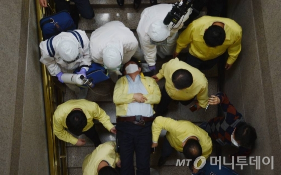 권영진 대구시장이 26일 오후 대구시의회에서 열린 273회 임시회 본회의를 마치고 퇴장하던 도중 이진련 의원의 질타를 듣다 어지러움증을 호소하며 쓰러지고 있다. /사진제공=뉴시스