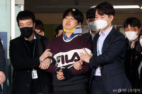 텔레그램 성착취 대화방 운영자 조주빈이 25일 오전 서울 종로경찰서에서 검찰로 송치되기고 있다. 200325 / 사진=김창현 기자 chmt@