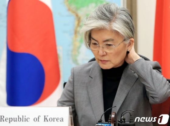 (서울=뉴스1) 구윤성 기자 = 강경화 외교부 장관이 20일 오전 서울 종로구 외교부청사에서 왕이(王毅) 중국 외교부장, 모테기 도시미쓰 일본 외무상과 신종 코로나바이러스 감염증(코로나19) 대응 화상회의를 준비하고 있다. 2020.3.20/뉴스1