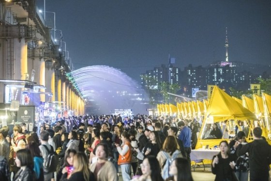 한국관광공사가 '야간관광' 기반 마련에 나선다. 사진은 서울 한강 밤도깨지 야시장에 모인 시민들의 모습. /사진=한국관광공사