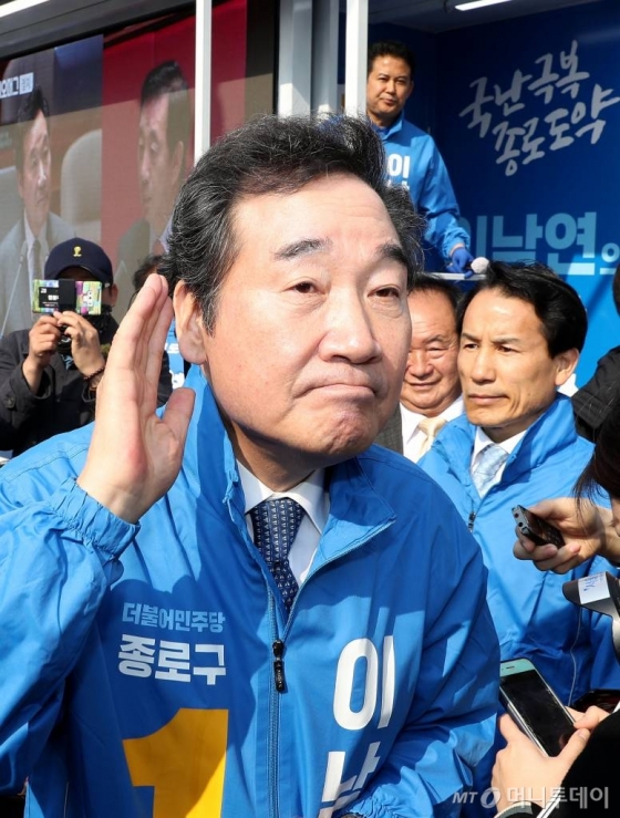 제21대 총선에서 서울 종로구에 출마한 더불어민주당 이낙연 후보가 2일 오후 서울 경복궁역 인근에서 유세 활동을 하던 중 한 시민의 목소리에 귀를 기울이고 있다. / 사진=홍봉진 기자 honggga@