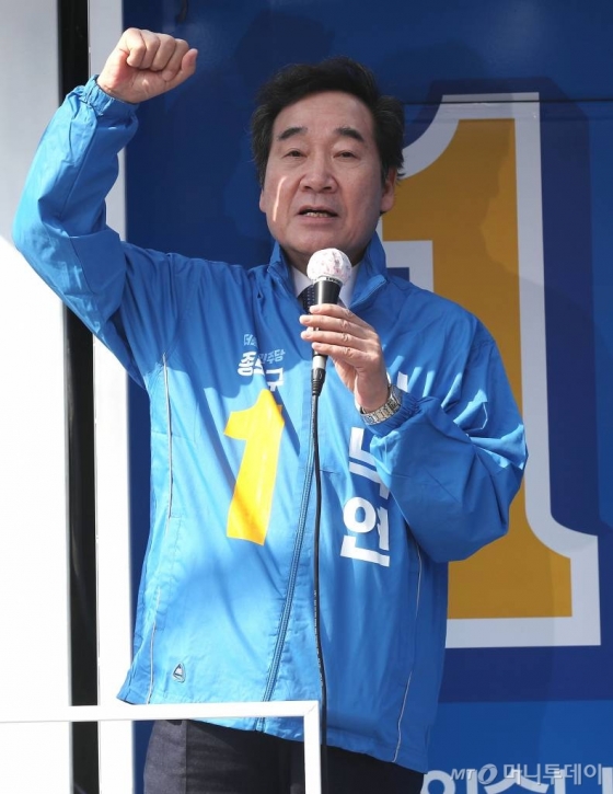 제21대 총선에서 서울 종로구에 출마한 더불어민주당 이낙연 후보가 2일 오후 서울 경복궁역 인근에서 유세 활동을 하고 있다. / 사진=홍봉진 기자 honggga@