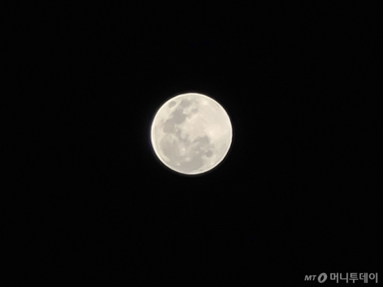 갤럭시S20 울트라로 촬영한 달. 삼각대 활용 30배 확대 촬영. /사진=박효주 기자