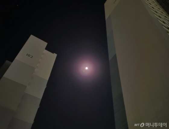 갤럭시S20 울트라로 촬영한 달. 삼각대 활용 일반 촬영. /사진=박효주 기자