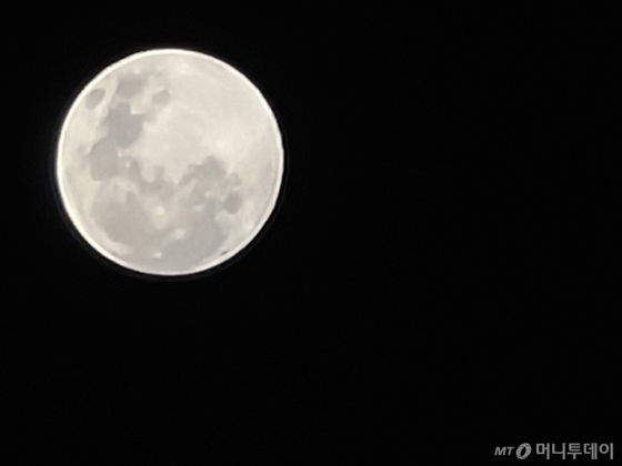 갤럭시S20 울트라로 촬영한 달. 삼각대 활용 50배 확대 촬영. /사진=박효주 기자
