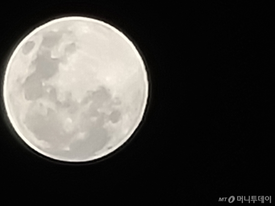 갤럭시S20 울트라로 촬영한 달. 삼각대 활용 70배 확대 촬영. /사진=박효주 기자