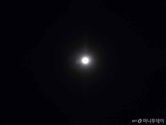 갤럭시S20 울트라로 촬영한 달. 삼각대 활용 10배 확대 촬영. /사진=박효주 기자