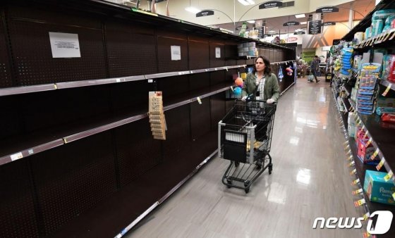 (노스 할리우드 AFP=뉴스1) 우동명 기자 = 19일 (현지시간} 코로나19 확산 속 캘리포니아주 노스 할리우드 슈퍼마켓의 휴지와 냅킨 진열대가 텅 빈 모습이 보인다.  ⓒ AFP=뉴스1