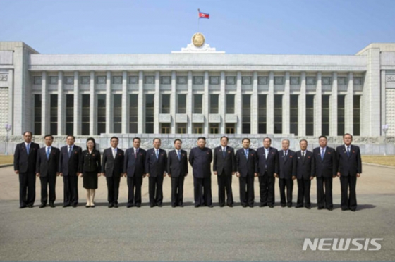 【서울=뉴시스】북한 김정은 국무위원회 위원장이 12일 만수대의사당앞에서 새로 구성된 최고인민회의 상임위원회, 내각 성원들과 함께 기념사진을 찍었다며 노동신문이 13일 사진과 함께  보도했다. 2019.04.13. (출처=노동신문)   photo@newsis.com