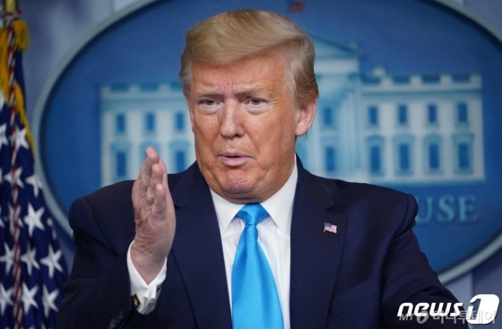 (워싱턴 AFP=뉴스1) 우동명 기자 = 도널드 트럼프 미국 대통령이 7일(현지시간) 워싱턴 백악관에서 열린 코로나19 태스크포스 브리핑에서 “매우 중국 중심적 WHO가 정말 망쳐버렸다”며 WHO에 대한 미국의 자금 지원 보류를 검토하고 있다고 밝히고 있다. ⓒ AFP=뉴스1
