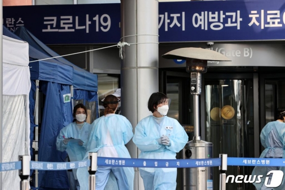(서울=뉴스1) 이승배 기자 = 신촌 세브란스병원에서 국내 처음으로 혈장치료를 받은 신종 코로나바이러스 감염중(코로나19) 확진자 2명이 모두 완치 판정을 받았다. 최준용 세브란스병원 감염내과 교수팀은 7일 코로나19 위중 환자 두 명을 대상으로 완치자의 혈장을 주입한 결과 증세가 환자 2명 모두 완치됐으며, 그중 한 명은 퇴원했다고 밝혔다. 이날 서울 서대문구 신촌세브란스 병원 안심진료소에서 의료진이 분주히 움직이고 있다. 2020.4.7/뉴스1