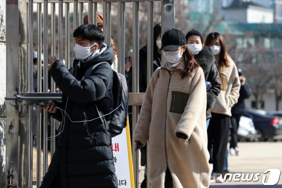 지난 2월 9일 서울 마포구 성산중학교에서 영어능력 평가시험인 토익(TOEIC)을 마친 응시자들이 시험을 마치고 발걸음을 옮기고 있다. 이날 시험이 치러진 이후 두 달 넘게 코로나 감염 예방을 위해 시험이 치러지지 않고 있다./사진= 뉴스1