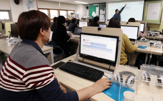 온라인 개학을 하루 앞둔 8일 서울시내 한 중학교에서 교직원들이 온라인 수업 준비를 위한 교육을 받고 있다./사진=김휘선 기자