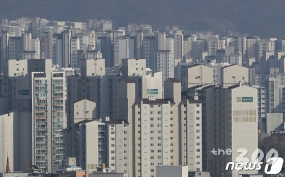 (서울=뉴스1) 구윤성 기자 = 서울 아파트 가격이 39주 만에 하락 전환했다. 지난 2일 한국감정원이 발표한 3월 5주차 주간 아파트 가격동향에 따르면, 지난달 30일 기준 주간 서울 아파트 매매가격이 강남3구(강남·서초·송파구)에 이어 강북의 대표 지역인 마포·용산·성동구에서도 떨어지며 서울 전체적으로 하락 전환한 것으로 집계됐다. 이는 신종 코로나바이러스 감염증(코로나19) 사태가 촉발한 대·내외 경제 불확실성과 자금출처 증빙강화, 보유세 부담 증가 등으로 매수심리가 크게 위축된 결과다. 사진은 3일 서울 송파구의 아파트 단지. 2020.4.3/뉴스1