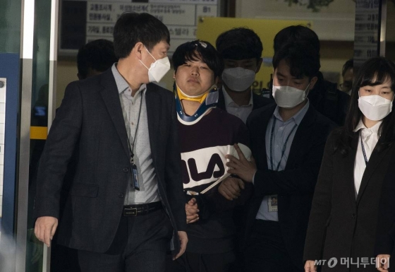 지난달 25일 오전 미성년자를 포함한 여성들을 협박, 성 착취물을 제작·유포한 텔레그램 'n번방' 박사방의 운영자 조주빈(25)이 검찰에 송치되기 위해 종로경찰서를 나오고 있다./사진=김창현 기자 chmt@