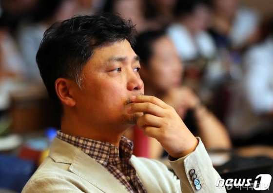 (서울=뉴스1) 구윤성 기자 = 김범수 카카오이사회 의장이 작년 9월 서울 성동구 한양대학교에서 '스카이캐슬로부터의 자유'를 주제로 열린 '미래를 여는 시간' 제8회 교육혁신 포럼에 참석해 생각에 잠겨있다. 2019.9.26/뉴스1