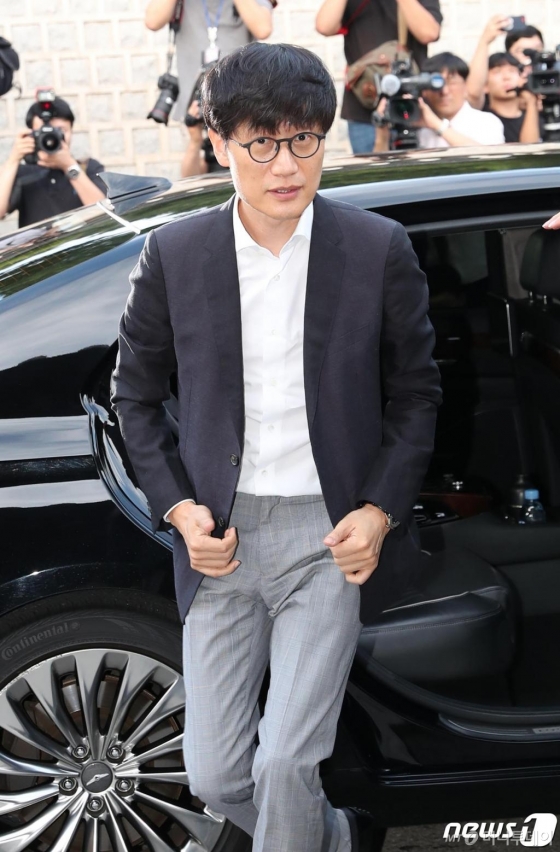 (서울=뉴스1) 박정호 기자 = 이해진 네이버 글로벌최고투자책임자(GIO)가 지난해 7월 4일 서울 성북동 한국가구박물관에 도착해 손정의 일본 소프트뱅크 회장과의 만찬 회동을 위해 들어서고 있다. 2019.7.4/뉴스1