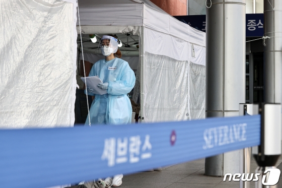 (서울=뉴스1) 이승배 기자 = 신촌 세브란스병원에서 국내 처음으로 혈장치료를 받은 신종 코로나바이러스 감염중(코로나19) 확진자 2명이 모두 완치 판정을 받았다. 최준용 세브란스병원 감염내과 교수팀은 7일 코로나19 위중 환자 두 명을 대상으로 완치자의 혈장을 주입한 결과 증세가 환자 2명 모두 완치됐으며, 그중 한 명은 퇴원했다고 밝혔다. 이날 서울 서대문구 신촌세브란스 병원 안심진료소에서 의료진이 발걸음을 옮기고 있다. 2020.4.7/뉴스1