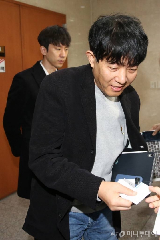 이재웅(오른쪽) 쏘카 대표와 타다 운영사 VCNC 박재욱 대표가 일명 타다 금지법으로 불리는 여객자동차운수사업법 개정안의 법사위 심의를 앞두고 3일 오후 서울 여의도 국회 정론관 앞에서 개정안 반대 입장을 밝히고 있다. / 사진=홍봉진 기자 honggga@