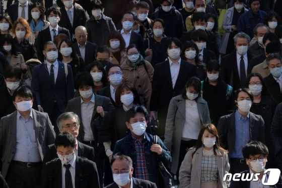 (도쿄 AFP=뉴스1) 9일(현지시간) 코로나19 비상사태가 선언된 도쿄의 신주쿠역 지하도에 마스크를 쓴 시민들이 출근을 하고 있다. ⓒ AFP=뉴스1