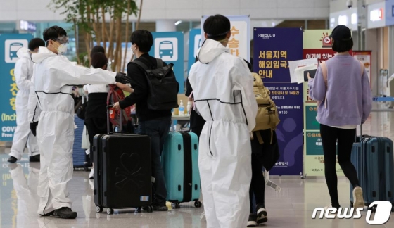 러시아 모스크바에서 특별 임시항공편을 탄 교민들이 8일 오전 인천국제공항 2터미널을 통해 입국해 별도 교통편 안내를 받고 있다. /사진=뉴스1