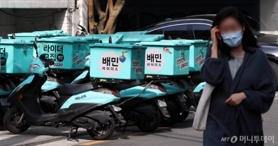 6일 서울 마포구 배민라이더스 중부지사에 배달 오토바이가 줄지어 서있다. '배달의 민족' 운영사인 우아한 형제들은 이달 1일부터 광고수수료를 기존 월 8만8000원 정액에서 건당 부과방식인 정률제(매출의 5.8%)로 변경하면서 독점 횡포 논란에 휩싸이자 "일부 업소가 시장을 독식하는 '깃발꽂기' 폐해를 줄이기 위해 새 요금체계를 도입했으나 자영업자의 힘든 상황을 두루 살피지 못했다"며 사과문을 발표했다. / 사진=이기범 기자 leekb@