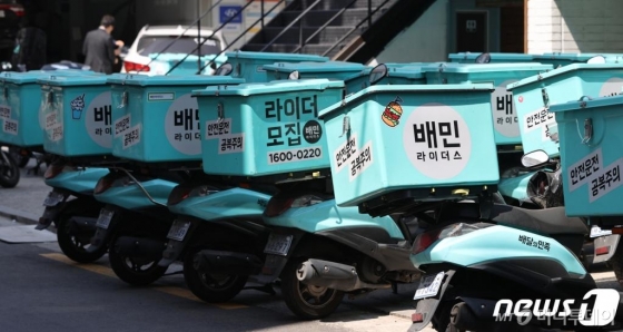 (서울=뉴스1) 안은나 기자 = 6일 서울 마포구 배민라이더스 중부지사에 배달 오토바이가 줄지어 서있다. ‘배달의 민족’ 운영사인 우아한 형제들은 이달 1일부터 광고수수료를 기존 월 8만8000원 정액에서 건당 부과방식인 정률제(매출의 5.8%(기존 6.8%))로 변경했다. 이와 관련해 이재명 경기도지사는 “모두가 어려운 시기, 특히 자영업자들의 고통이 극심한 이때 배달의 민족 등 배달앱 업체들이 독점적 지위를 이용해 일방적 이용료 인상으로 과도한 이윤을 추구하며, 자영업자들을 나락으로 내 몰고 있다”고 비판하며 소상공인 보호를 위헤 공공앱 개발 긴급회의를 가진 뒤 구체적 실행방안을 내놓을 예정이라고 밝혔다. 우아한 형제들은 이에 수수료 5.8%가 전세계에서 가장 낮은 수수료이며, 많은 울트라콜을 독식해온 소수업체를 배제함으로써 나머지 업체들이 혜택을 볼 수 있다고 반박하고 있다. 2020.4.6/뉴스1