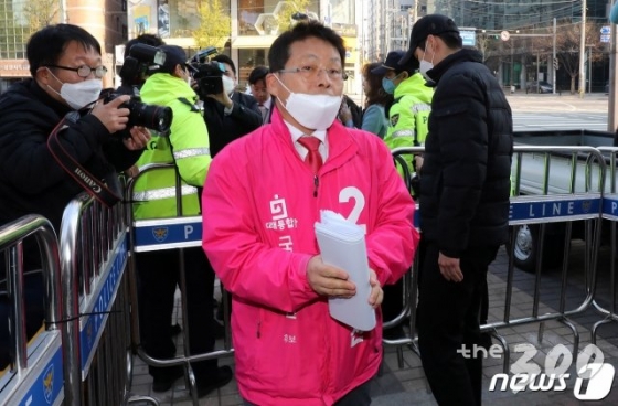 (서울=뉴스1) 박세연 기자 = '세월호 막말' 논란으로 윤리위에 회부된 차명진 미래통합당 부천시병 후보가 10일 오전 서울 영등포구 미래통합당사에서 열린 윤리위원회에 참석하기위해 당사로 들어서고 있다. 2020.4.10/뉴스1