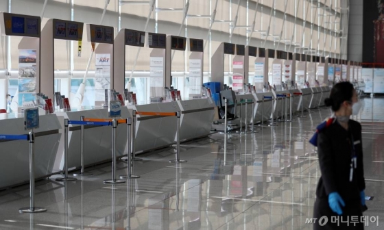 코로나19의 영향으로 한국인의 입국 제한 또는 금지하는 나라가 늘어가고 있는 가운데 2일 인천국제공항 내 여행사 카운터가 한산한 모습을 보이고 있다./사진=이기범 기자