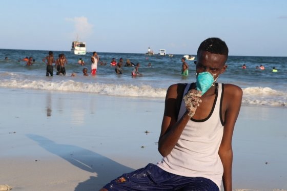 소말리아의 한 해변에 코로나19로 인해 마스크를 쓰고 나온 남성.