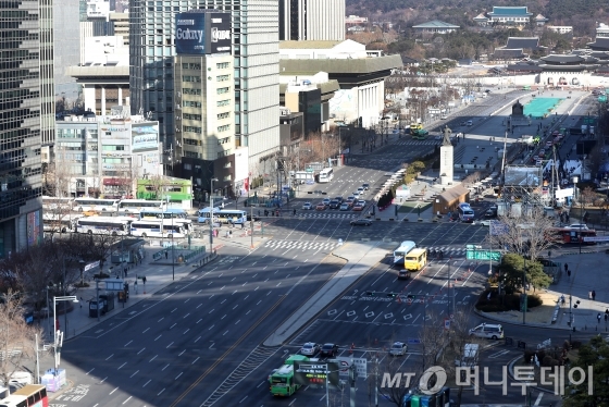  신종 코로나바이러스 감염증(코로나19) 확진자가 급속도로 증가하는 가운데 23일 서울 도심이 한산한 모습을 보이고 있다. / 사진=홍봉진 기자 honggga@