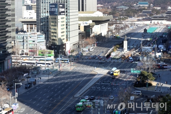 신종 코로나바이러스 감염증(코로나19) 확진자가 급속도로 증가하는 가운데 23일 서울 도심이 한산한 모습을 보이고 있다. / 사진=홍봉진 기자 honggga@
