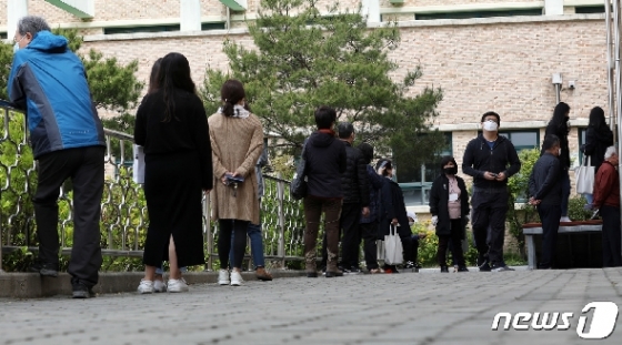 제21대 국회의원 선거일인 15일 오전 울산 남구 신정중학교에 마련된 투표소 앞에서 유권자들이 거리를 두며 차례를 기다리고 있다. 2020.4.15/뉴스1 © News1 윤일지 기자