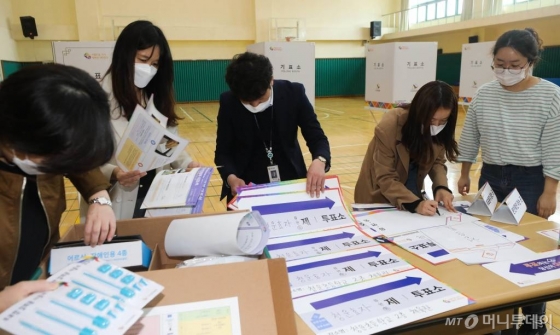 제21대 국회의원선거 투표일을 하루 앞둔 14일 오후 서울 종로구 청운초등학교에서 선관위 직원들이 청운효자동 투표소 설치작업을 하고 있다. 2020.4.14/뉴스1 / 사진=김휘선 기자 hwijpg@