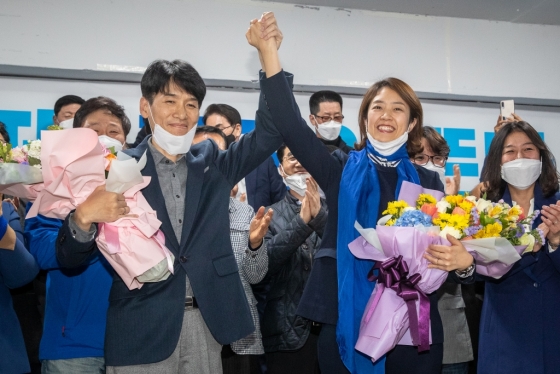 고민정 당선인이 16일 서울 광진구 선거사무소에서 제21대 국회의원선거 당선을 확정짓자 남편 조기영 시인과 손을 맞잡아 들고 있다./사진=뉴스1