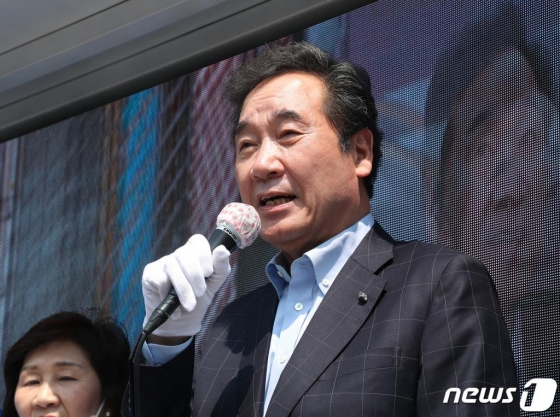 (서울=뉴스1) 이동해 기자 = 4.15 총선 서울 종로 더불어민주당 이낙연 당선인이 16일 오후 서울 종로구 숭인동 인근에서 당선인사를 하고 있다. 2020.4.16/뉴스1