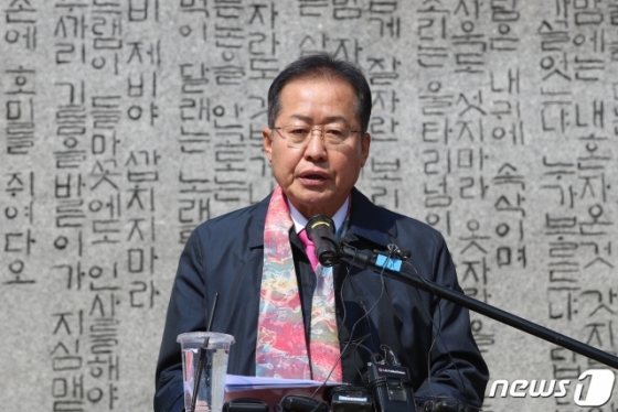 홍준표 전 자유한국당 대표가 17일 오후 대구 수성못 상화동산에서 4.15 총선 대구 수성을 무소속 출마를 선언하고 있다/사진=뉴스1