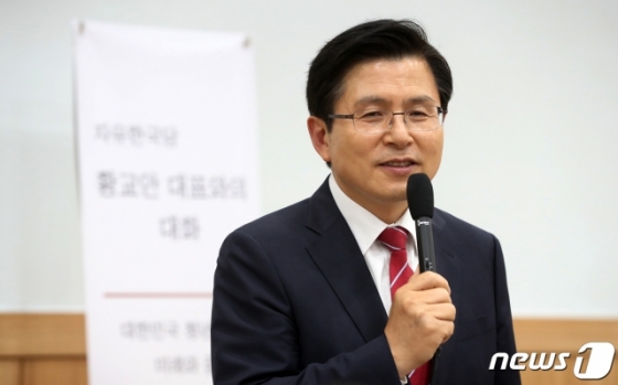 2019년 6월 황교안 자유한국당 대표가 숙명여자대학교에서 '대한민국 청년들의 미래와 꿈'을 주제로 학생들과 대화하고 있다/사진=뉴스1