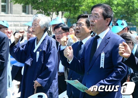 박원순 서울시장이 2016년 5월 18일 오전 서울광장에서 열린 5.18민주화운동 제36주년기념 서울행사에서 재야원로 백기완 씨를 비롯한 참석자들과 임을 위한 행진곡을 제창하고 있다.. 2016.5.18/뉴스1 © News1 박지혜 기자