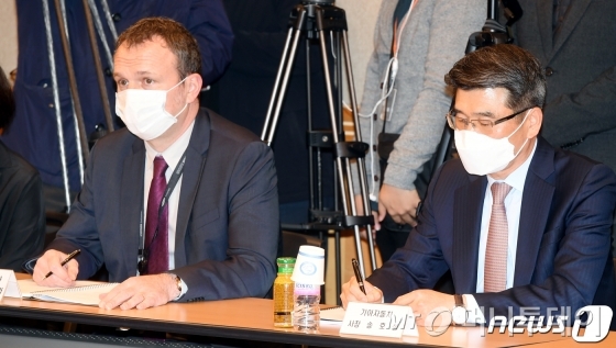 (서울=뉴스1) 안은나 기자 = 송호성 기아자동차 사장(오른쪽)과 도미닉 시뇨라 르노삼성자동차 사장이 21일 오후 서울 서초구 자동차산업협회에서 열린 신종 코로나 바이러스 감염증(코로나19) 대응을 위한 자동차업계 간담회에서 성윤모 산업통상자원부 장관의 모두발언을 메모하고 있다. 2020.4.21/뉴스1