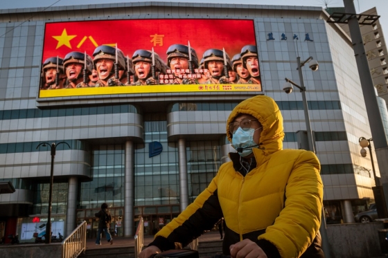 마스크를 착용한 남성이 중국 베이징의 한 거리를 지나고 있다. /사진=AFP 