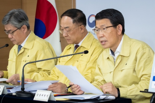 은성수 금융위원장이 22일 정부서울청사에서 제5차 비상경제회의 내용을 설명하고 있다. / 사진제공=금융위
