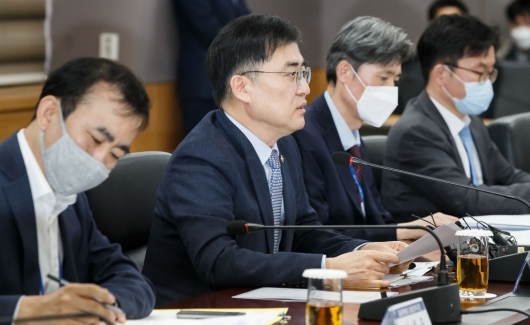 손병두 금융위 부위원장이 23일 서울 종로구 정부서울청사 금융위원회에서 코로나19 대응 기업 지원을 위한 금융권 간담회를 주재, 모두발언을 하고 있다. / 사진제공=금융위